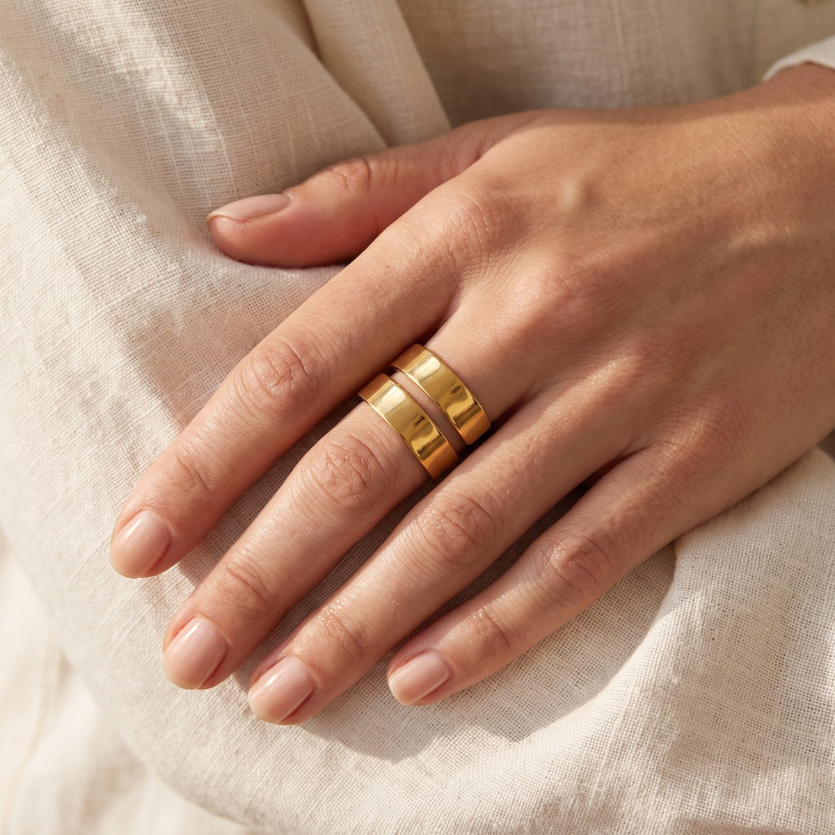 Anillo Espiral ancha dorado puesto
