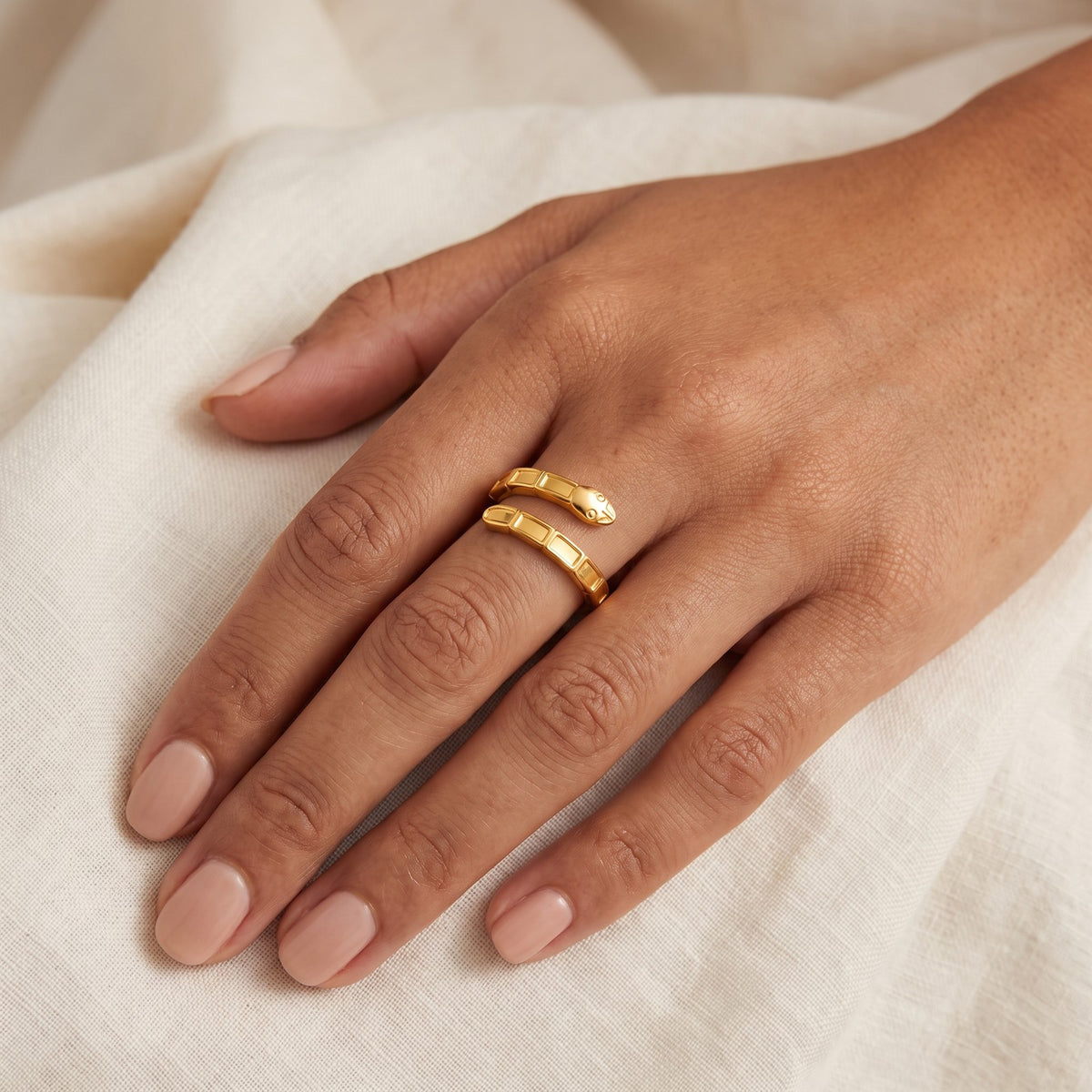 Anillo Espiral de serpiente dorado puesto