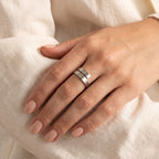 Anillo Espiral plateado puesto