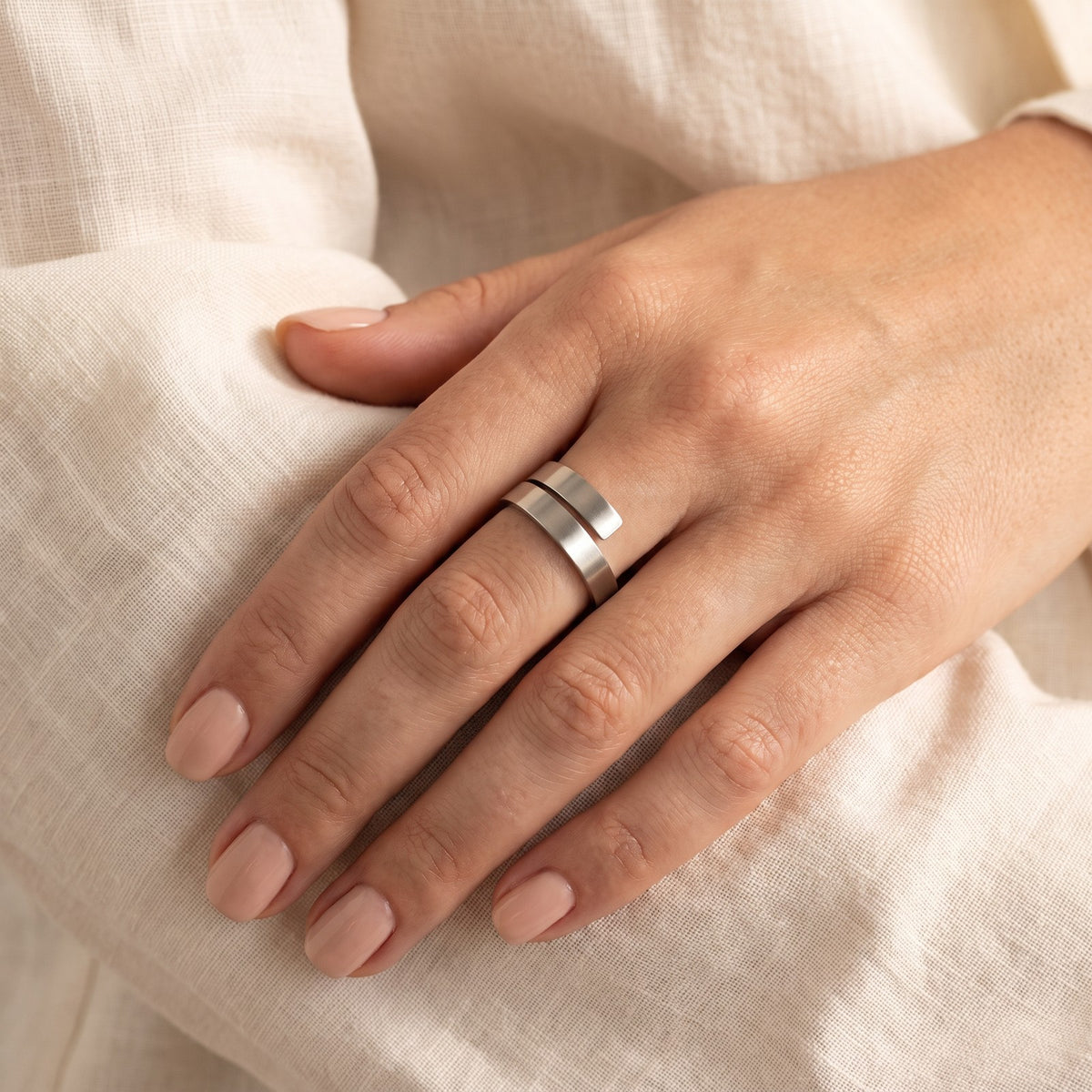 Anillo Espiral plateado puesto