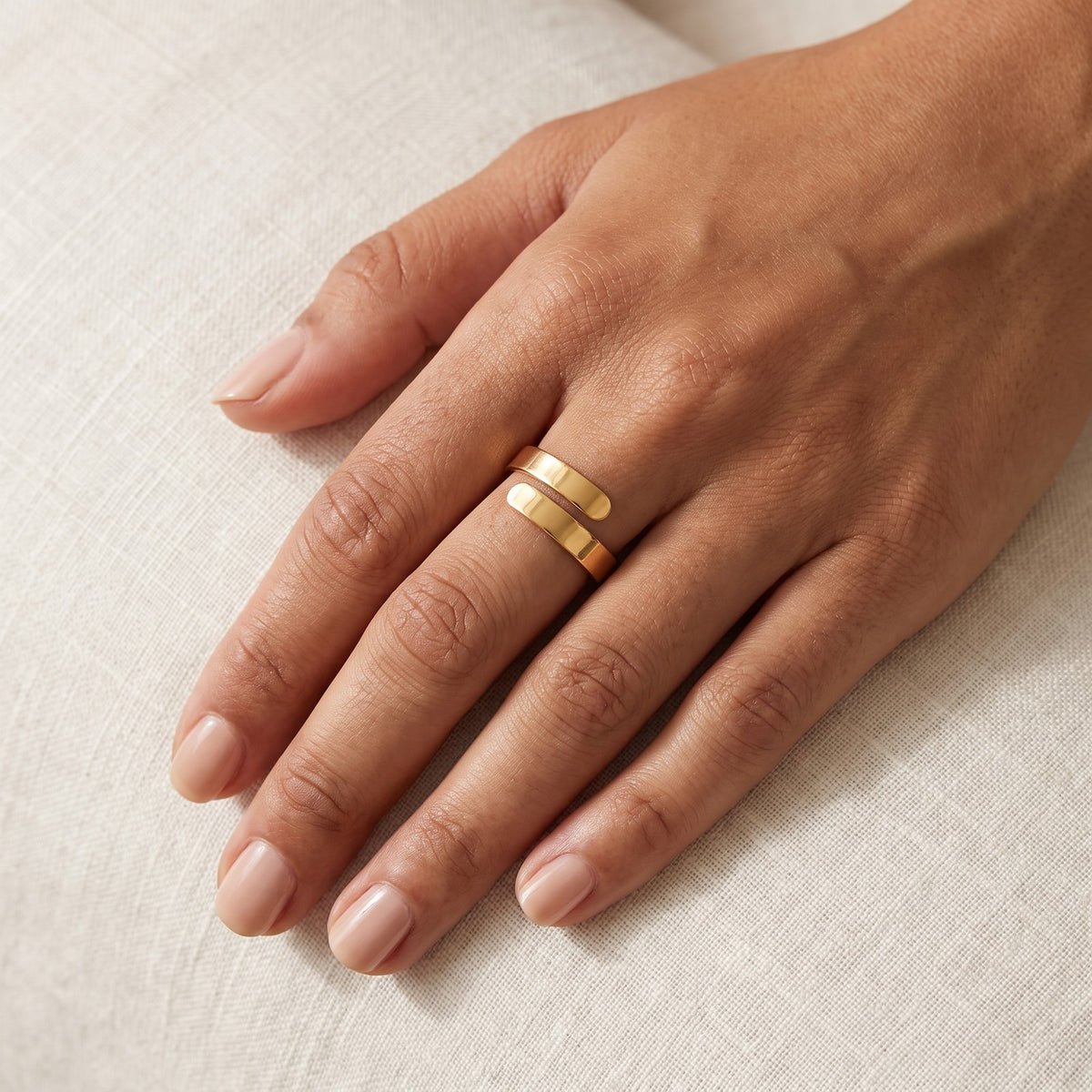 Anillo Espiral dorado puesto