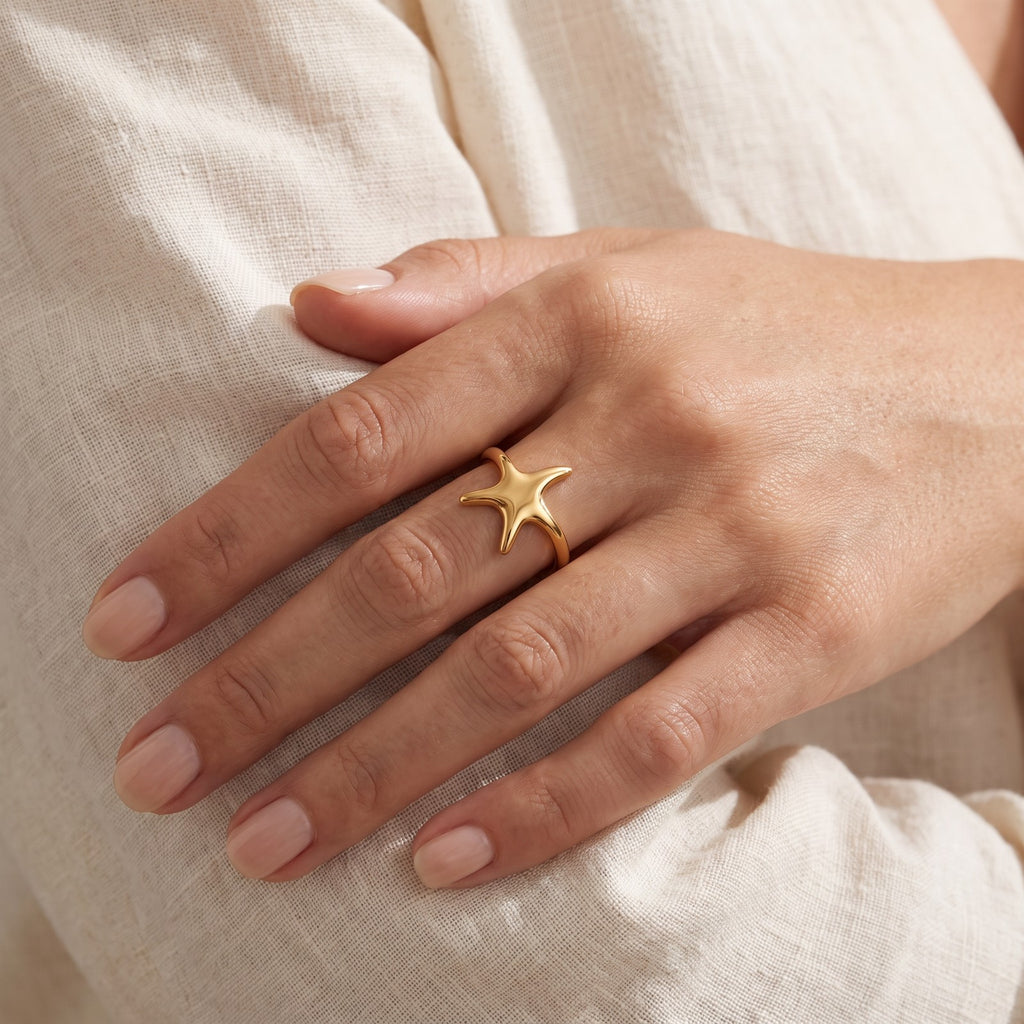 Anillo Estrella orgánica dorado puesto