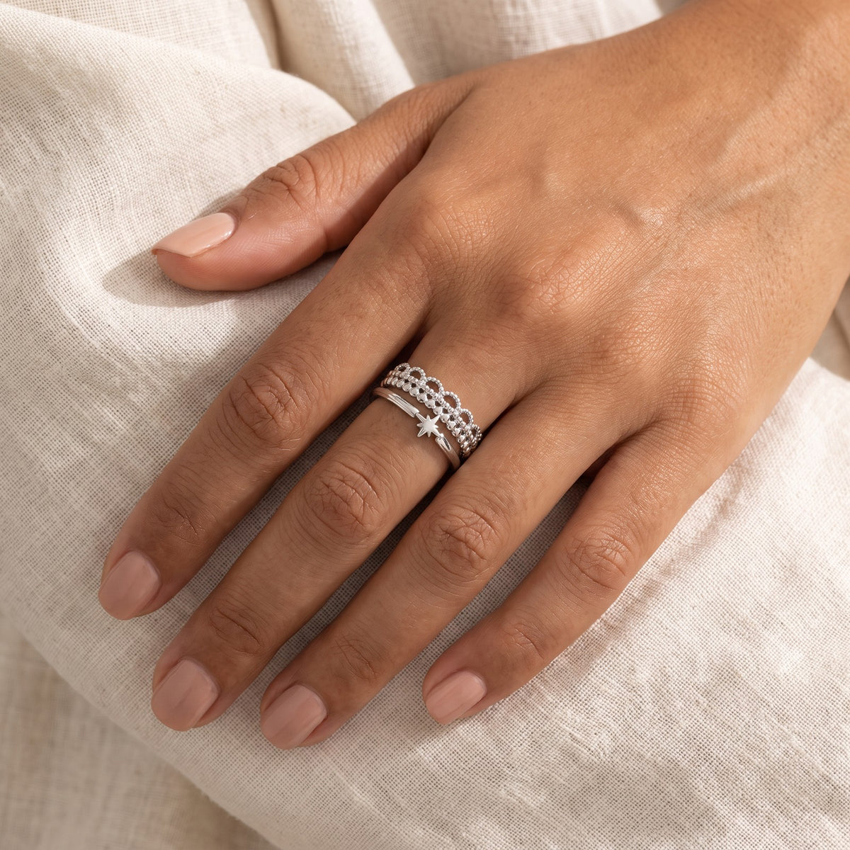 Anillo Estrella y capas plateado puesto