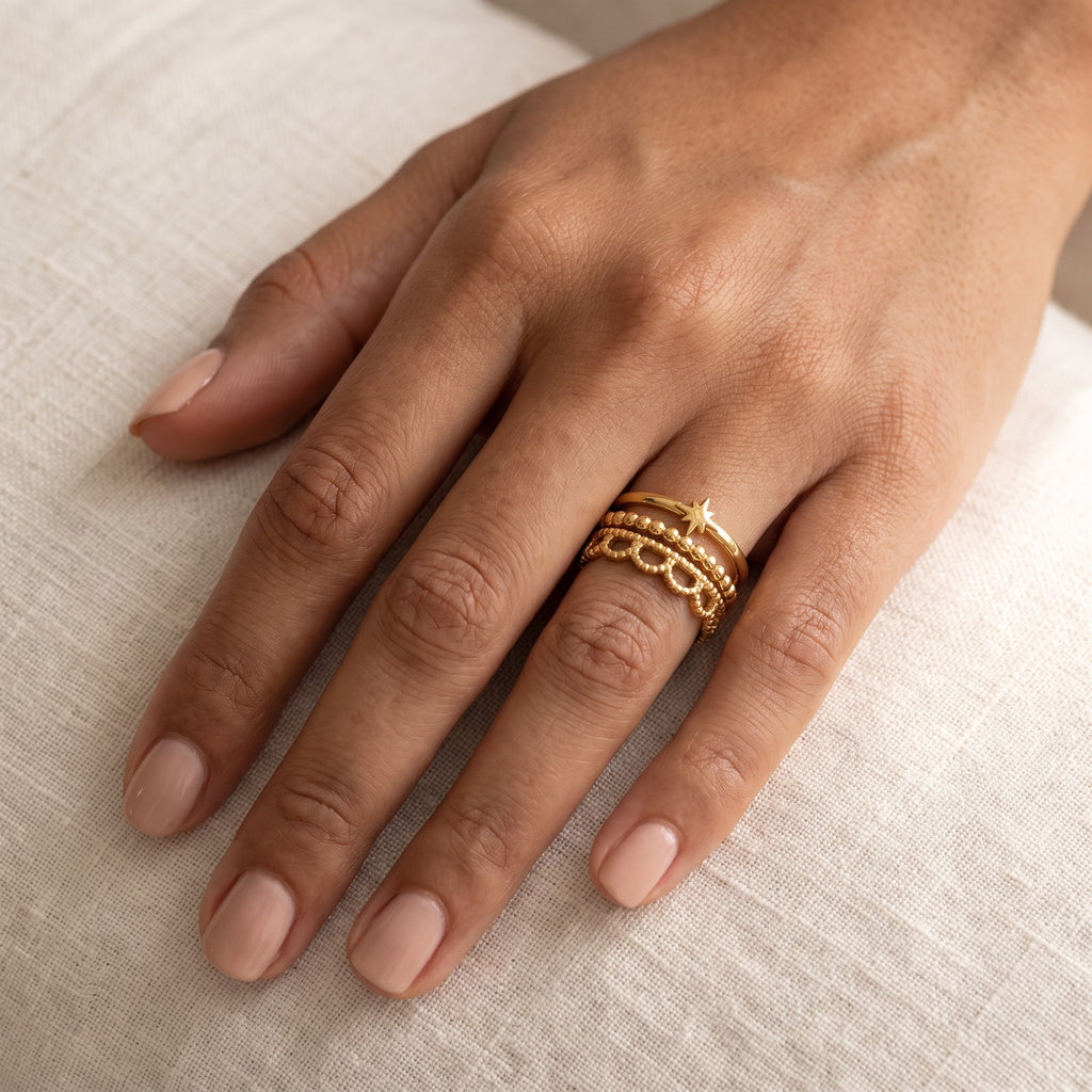 Anillo Estrella y capas dorado puesto