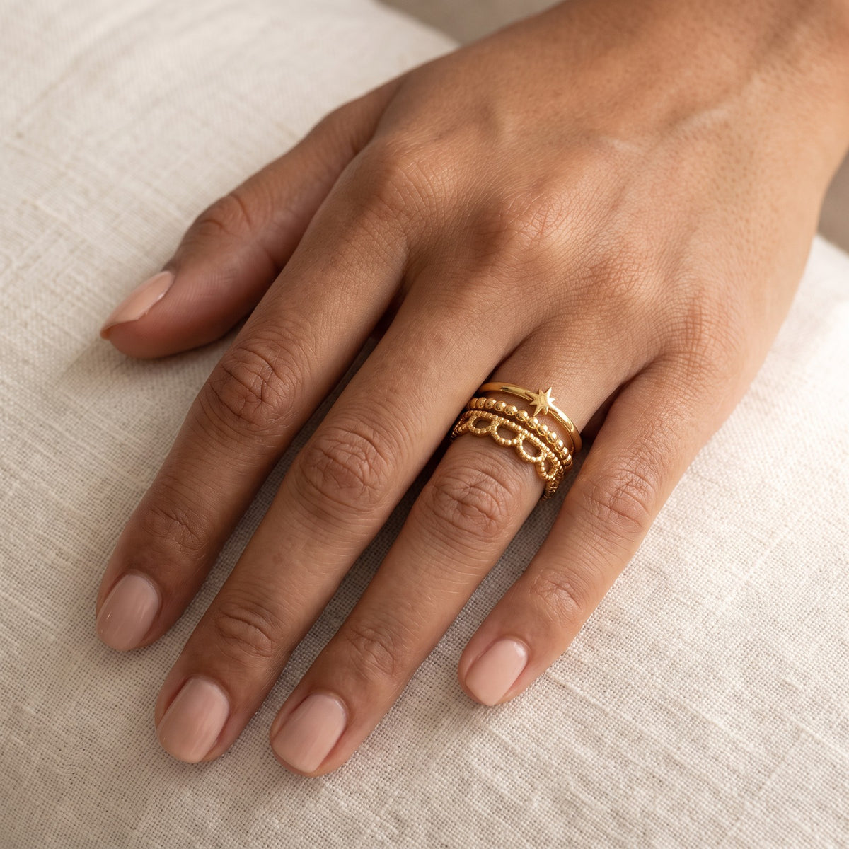 Anillo Estrella y capas dorado puesto