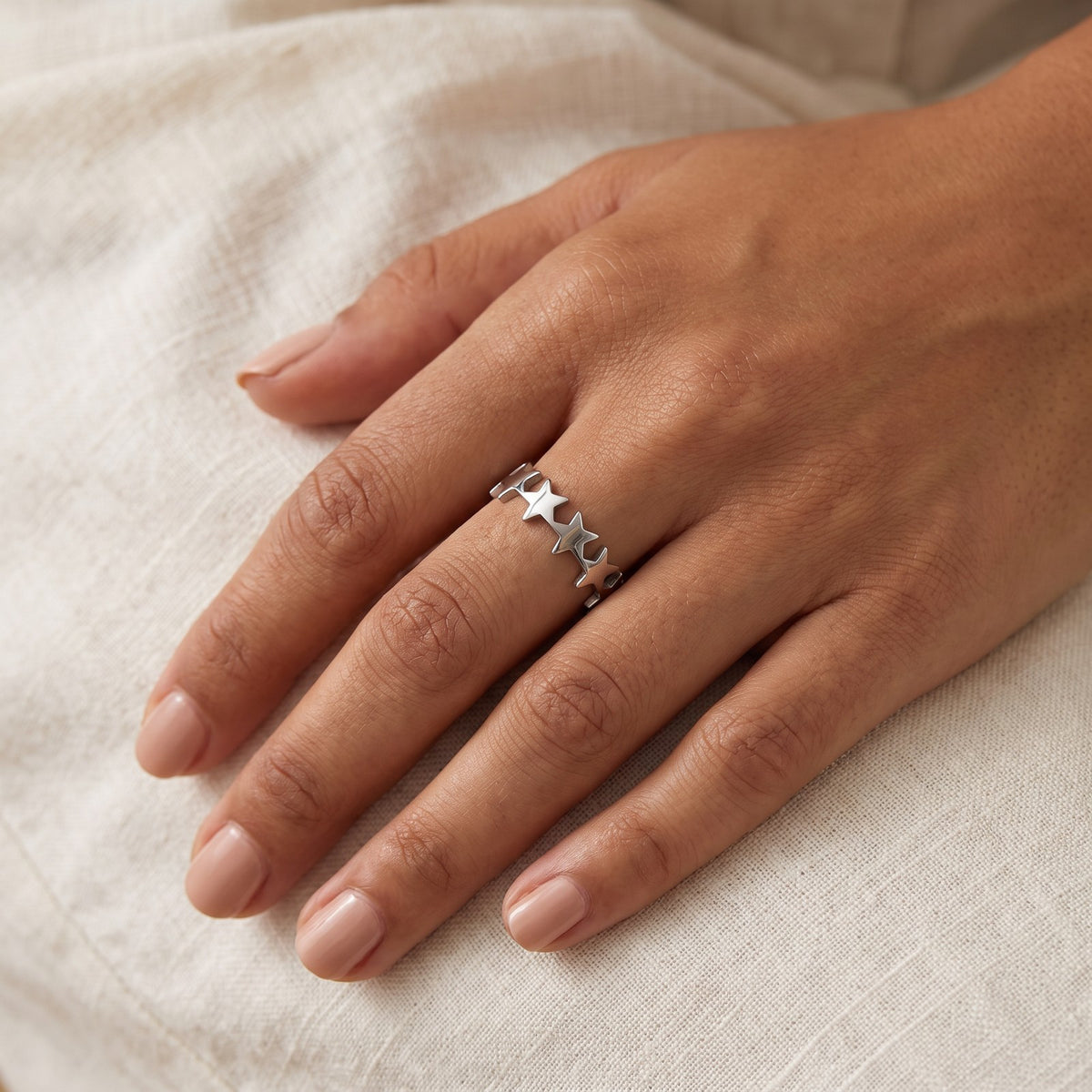 Anillo Estrellas plateado puesto
