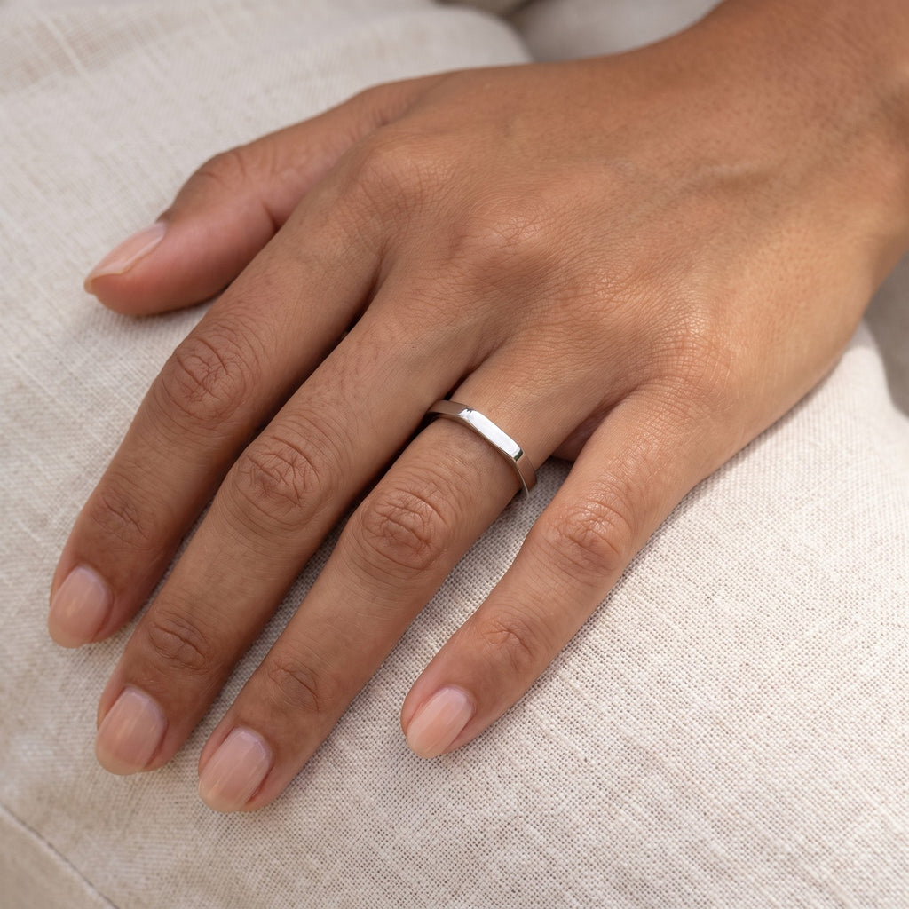 Anillo Facetado plateado puesto