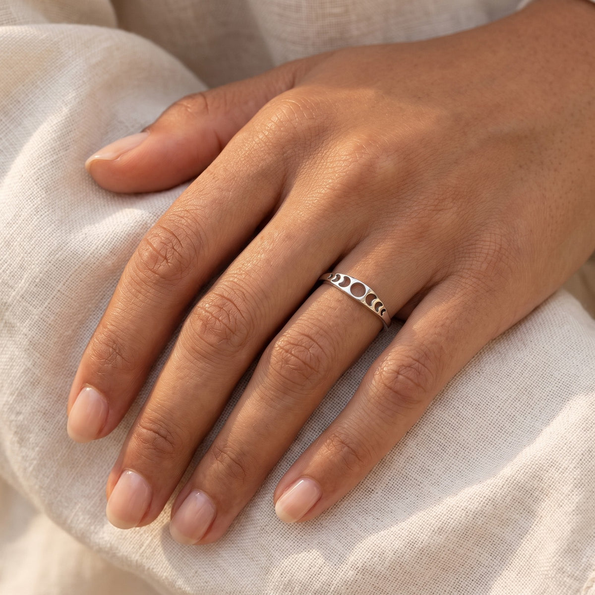 Anillo Fases de la luna plateado puesto