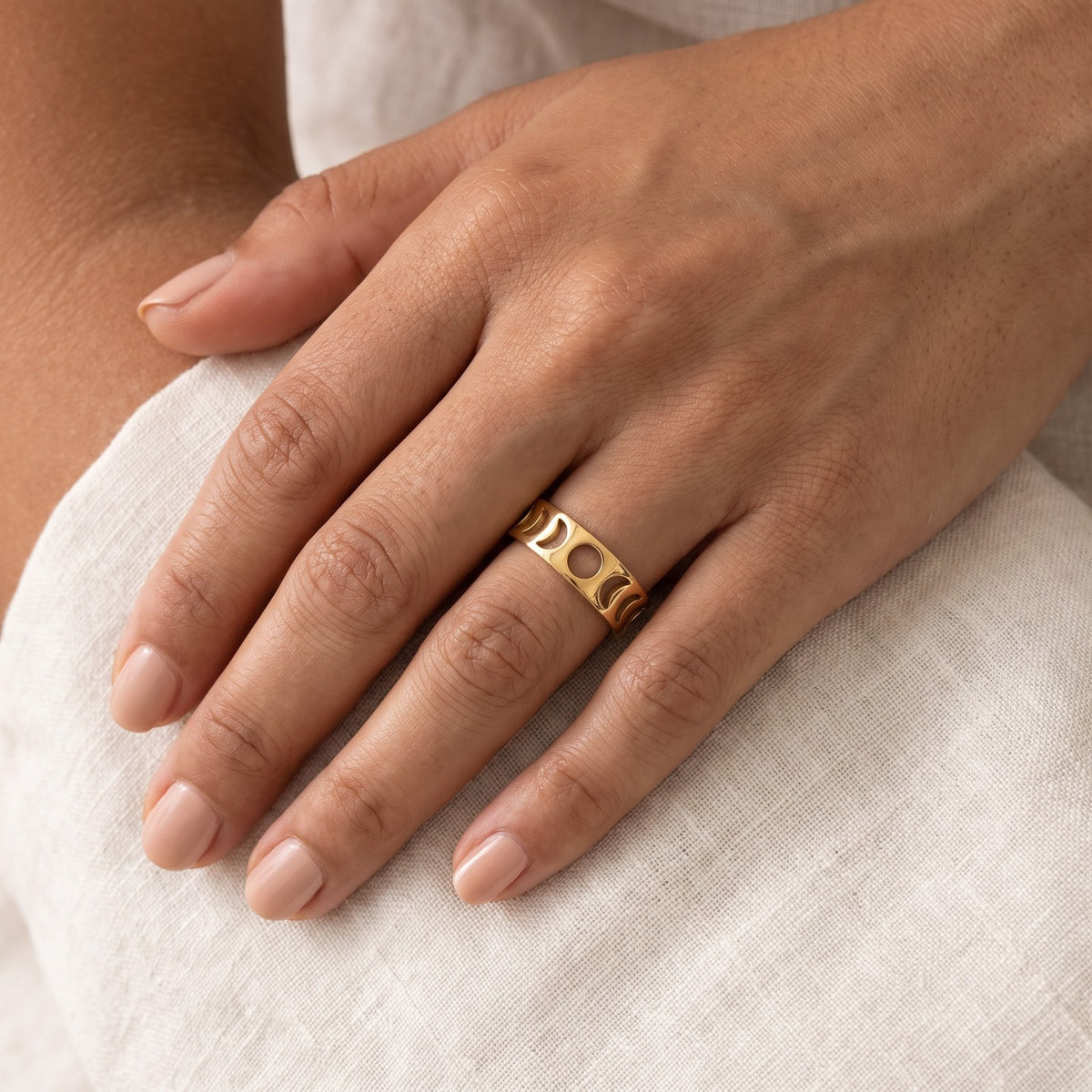 Anillo Fases de luna caladas dorado puesto