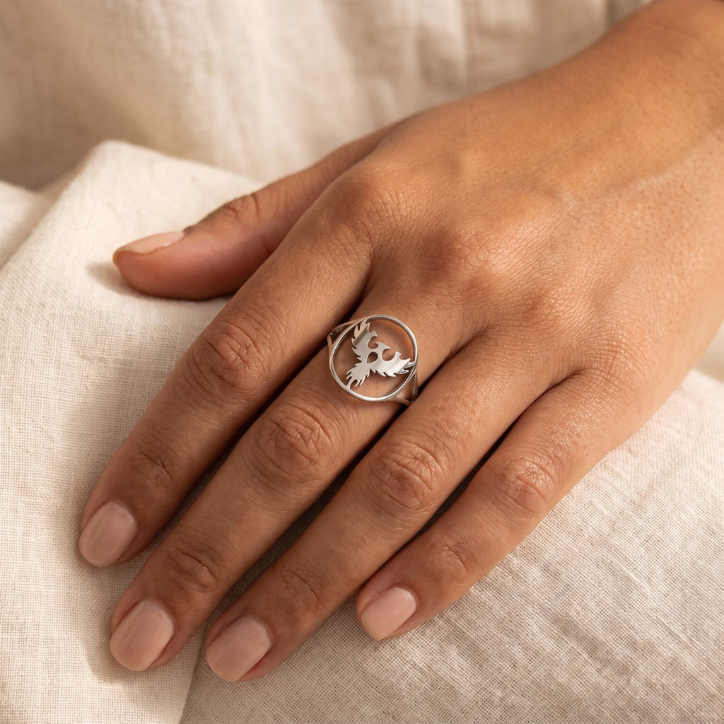 Anillo Fénix de alas abiertas plateado puesto
