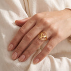 Anillo Fénix de alas abiertas dorado puesto