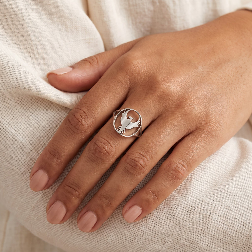 Anillo Fénix plateado puesto