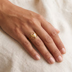 Anillo Fénix dorado puesto
