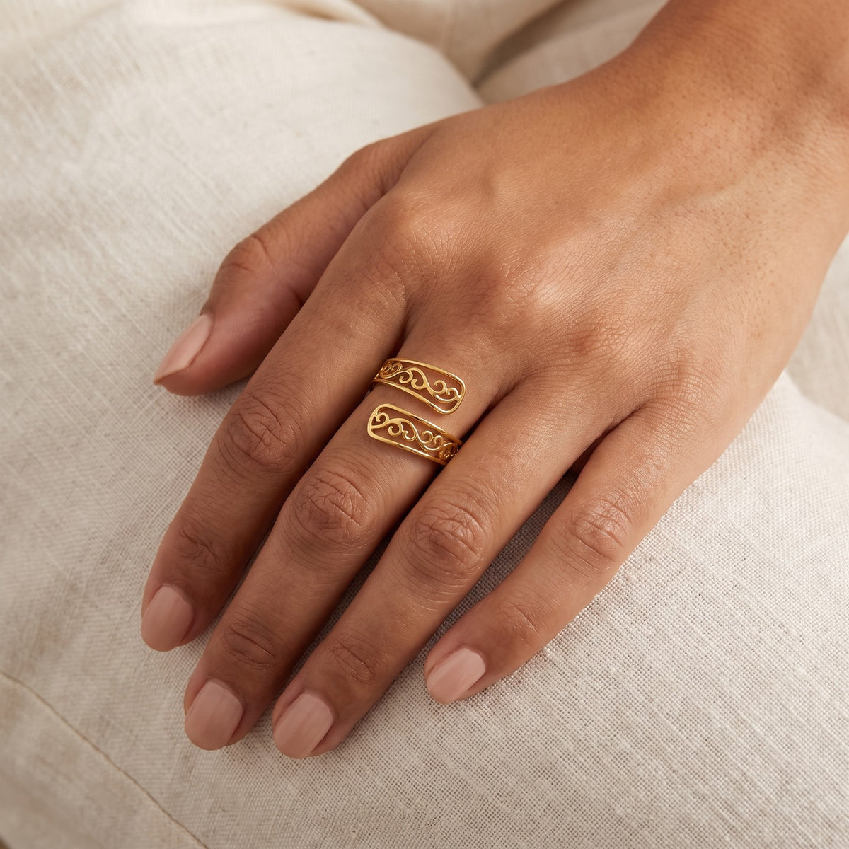 Anillo Filigrana abierta dorado puesto