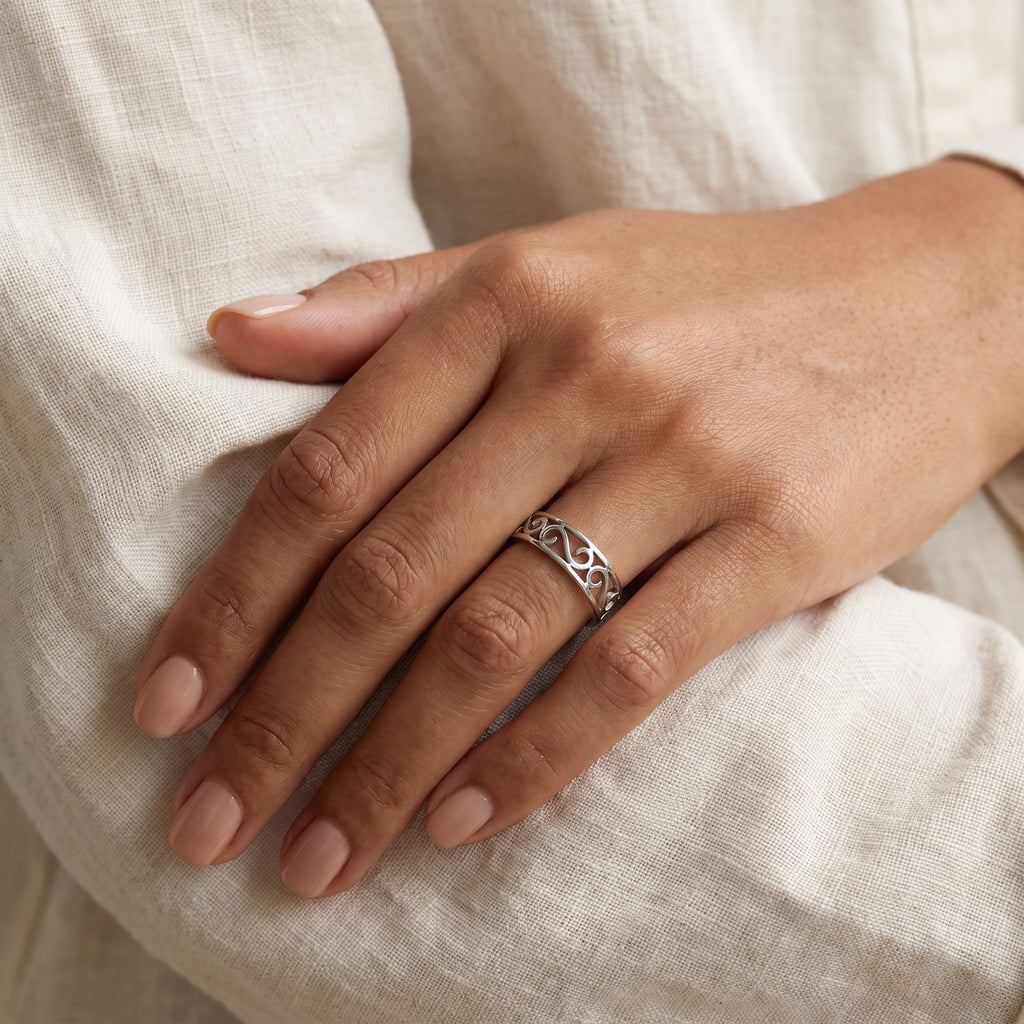 Anillo Filigrana clásica plateado puesto