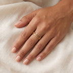Anillo Filigrana clásica dorado puesto