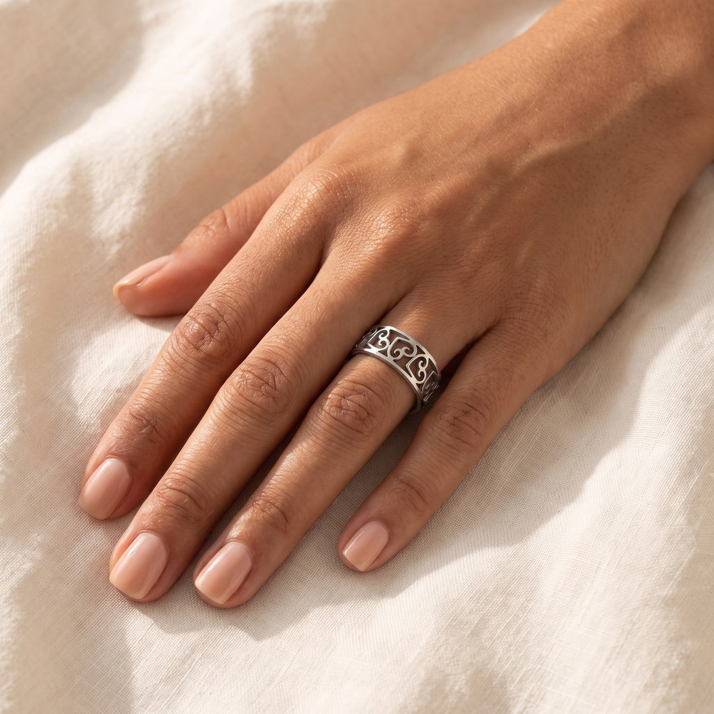 Anillo Filigrana de corazones plateado puesto