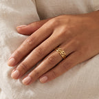 Anillo Filigrana de flores dorado puesto