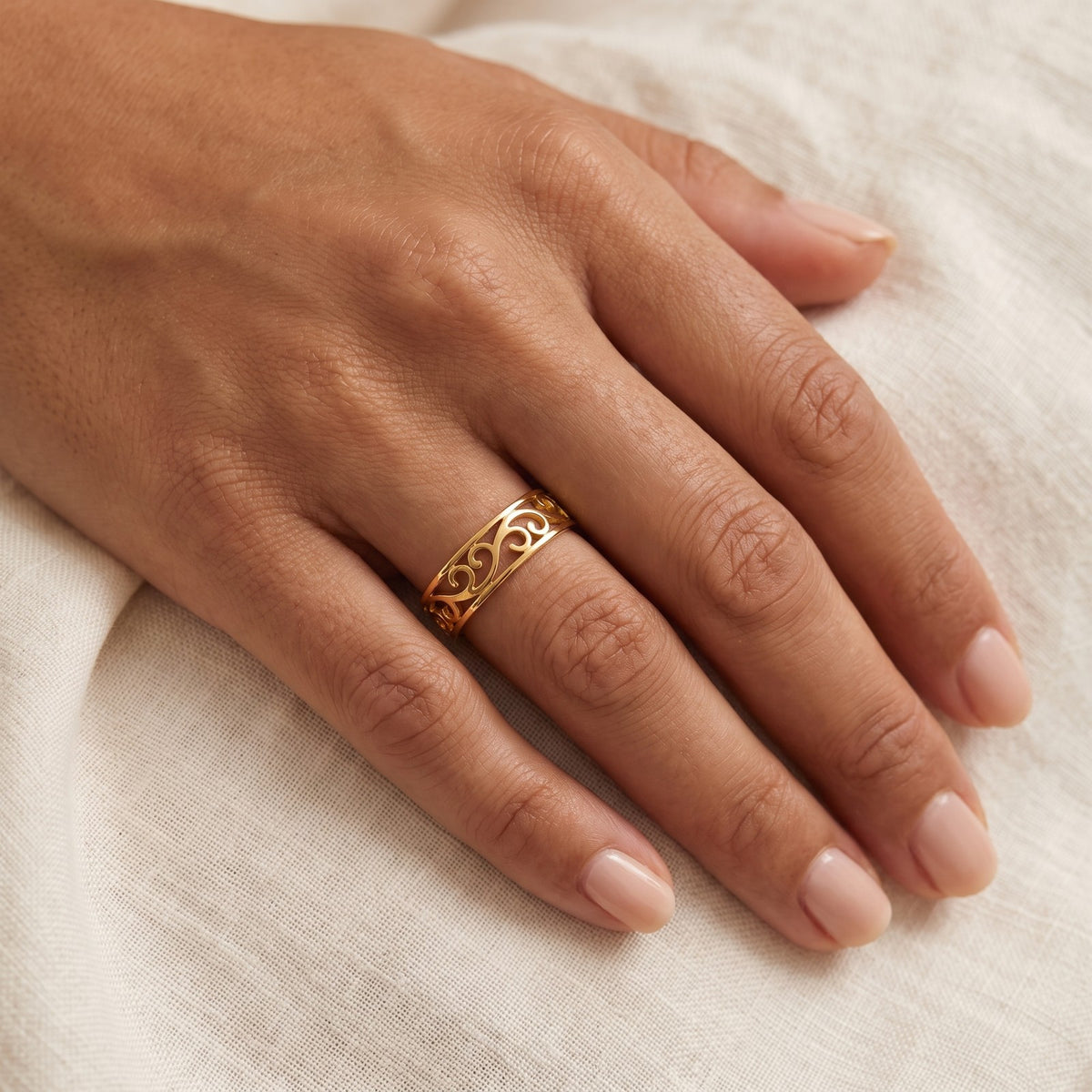 Anillo Filigrana de lazos dorado puesto