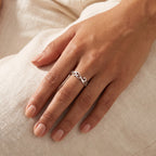 Anillo Filigrana de ondas plateado puesto