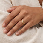 Anillo Filigrana de ondas dorado puesto