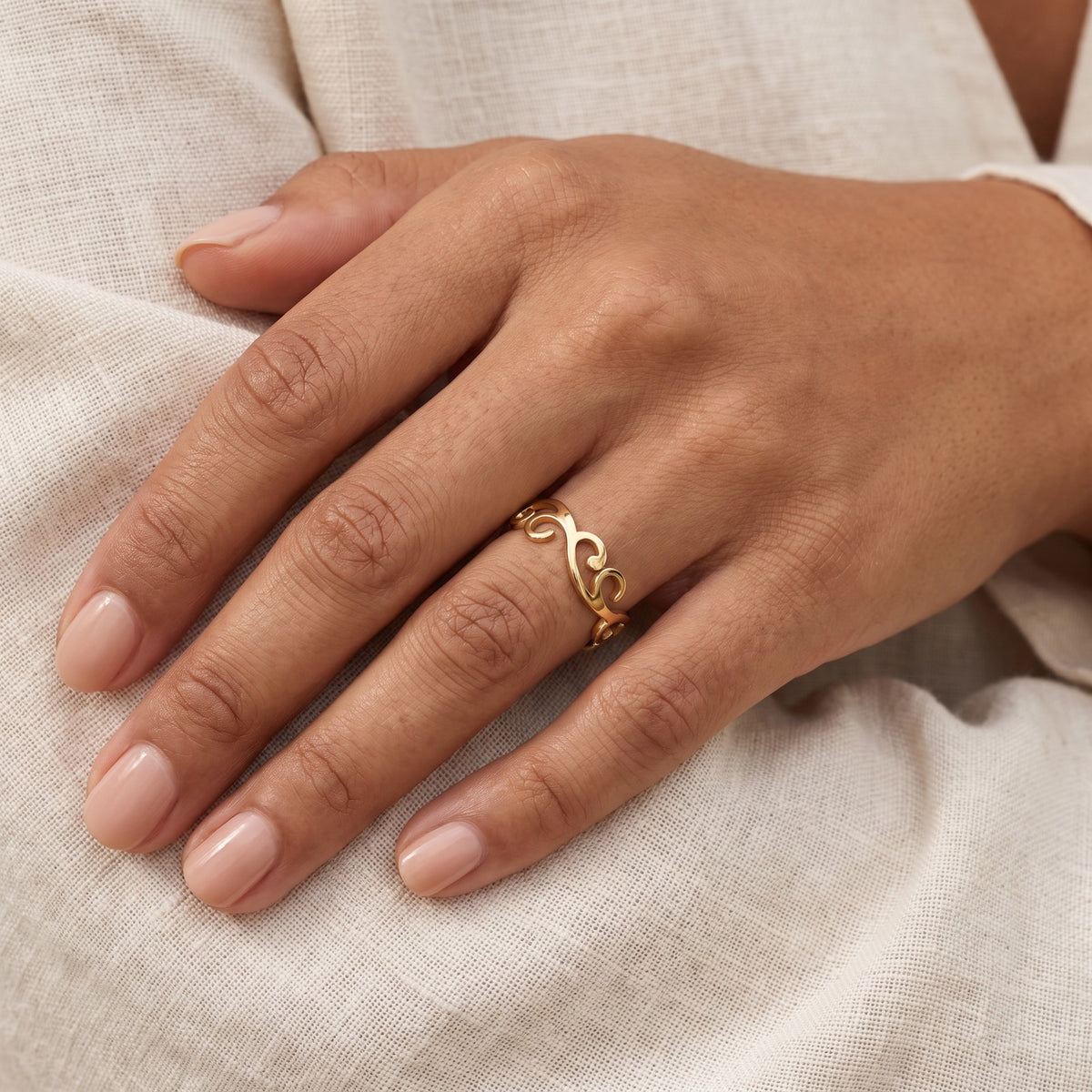 Anillo Filigrana de ondas dorado puesto