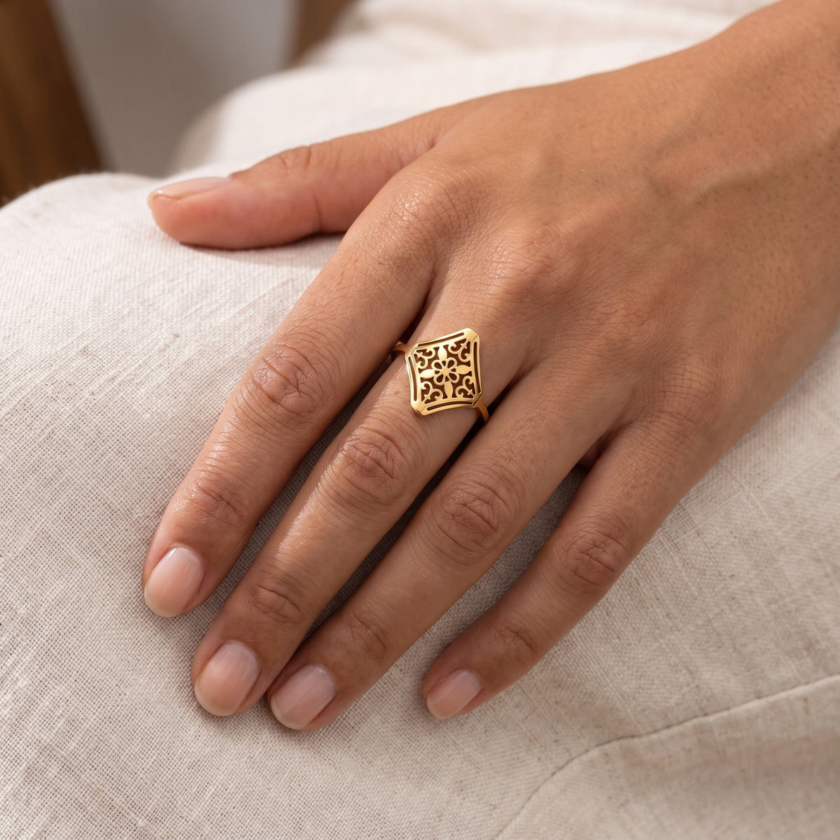 Anillo Filigrana dorado puesto