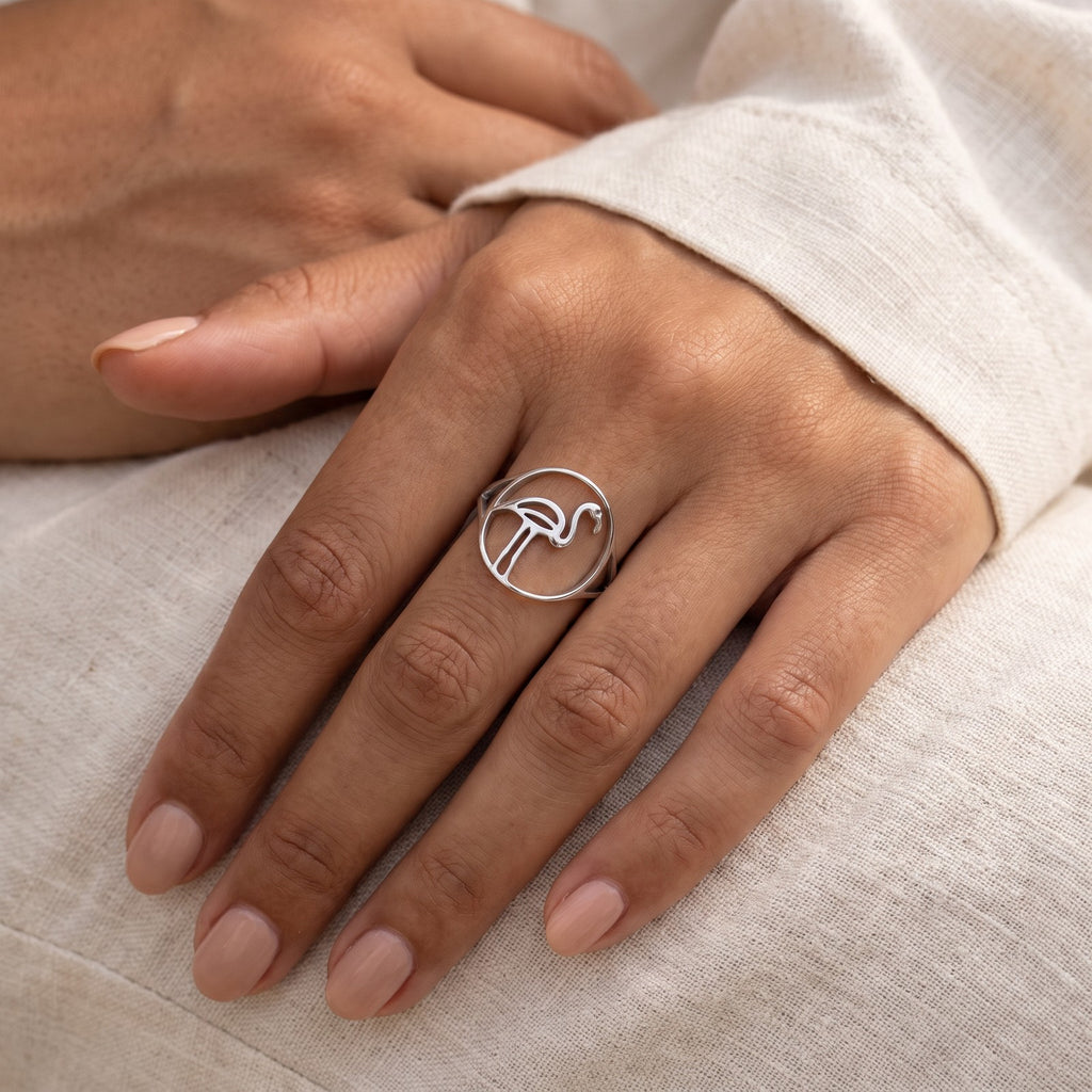 Anillo Flamenco plateado puesto
