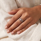 Anillo Flor con brillo plateado puesto