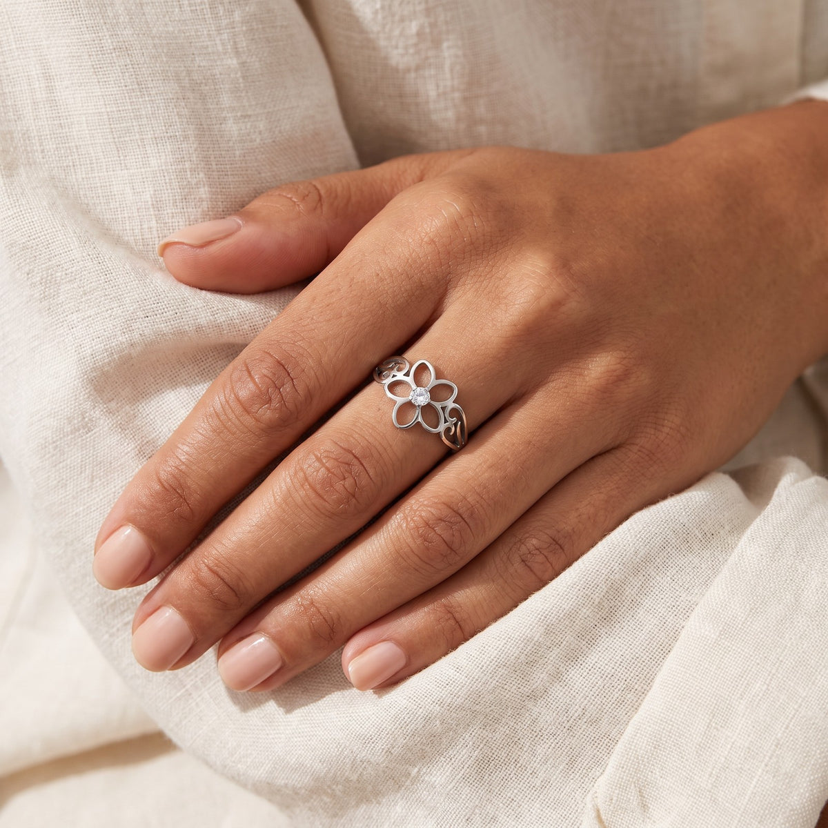 Anillo Flor con brillo plateado puesto