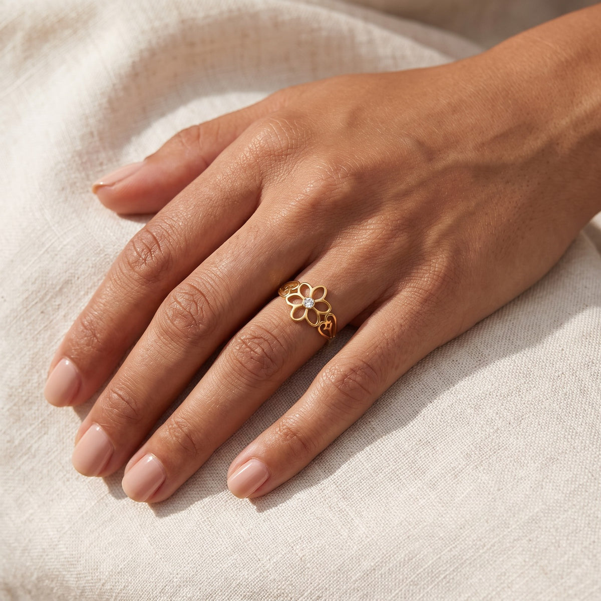 Anillo Flor con brillo dorado puesto