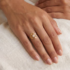 Anillo Flor de filigrana dorado puesto