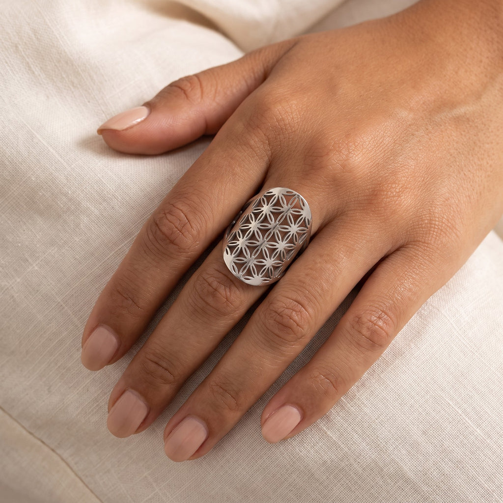 Anillo Flor de la vida escudo plateado puesto
