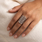 Anillo Flor de la vida escudo plateado puesto