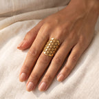 Anillo Flor de la vida escudo dorado puesto