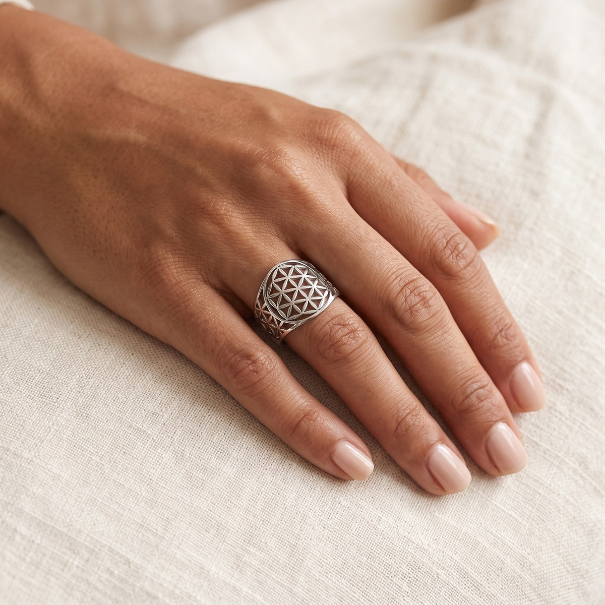 Anillo Flor de la vida plateado puesto
