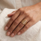 Anillo Flor de la vida dorado puesto