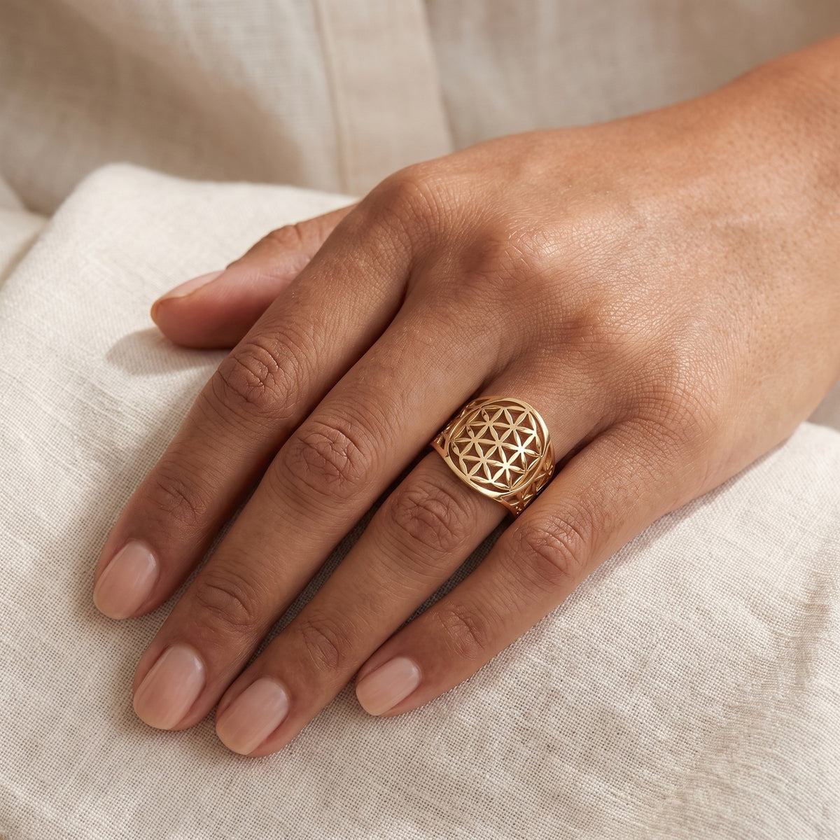 Anillo Flor de la vida dorado puesto