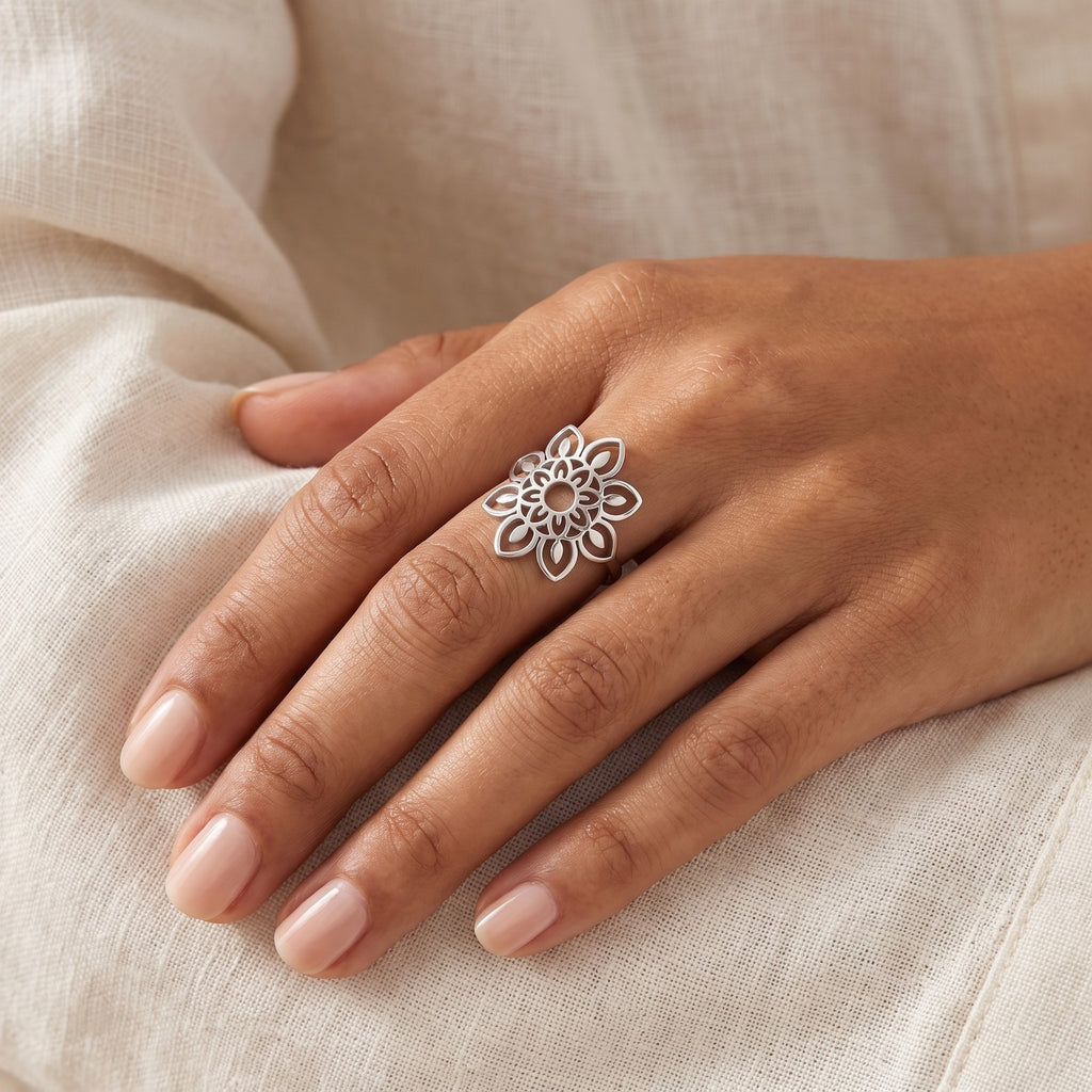 Anillo Flor de loto grande plateado puesto