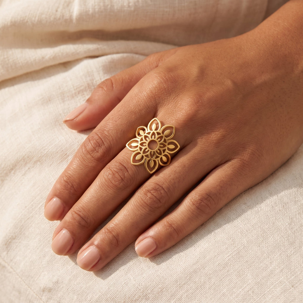 Anillo Flor de loto grande dorado puesto