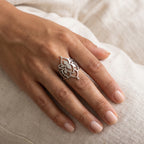 Anillo Flor de loto plateado puesto