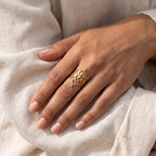 Anillo Flor de loto dorado puesto