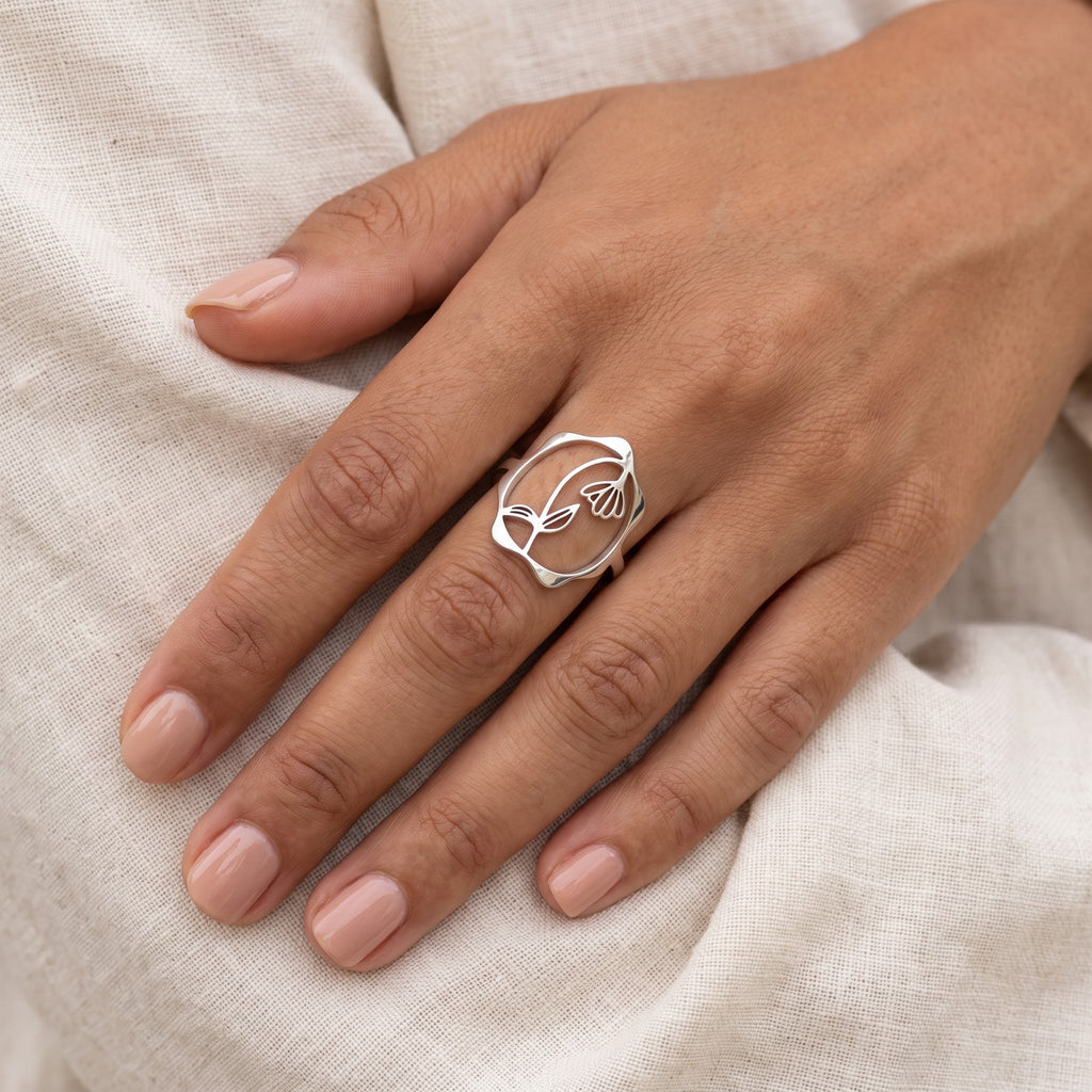 Anillo Flor de nacimiento plateado puesto