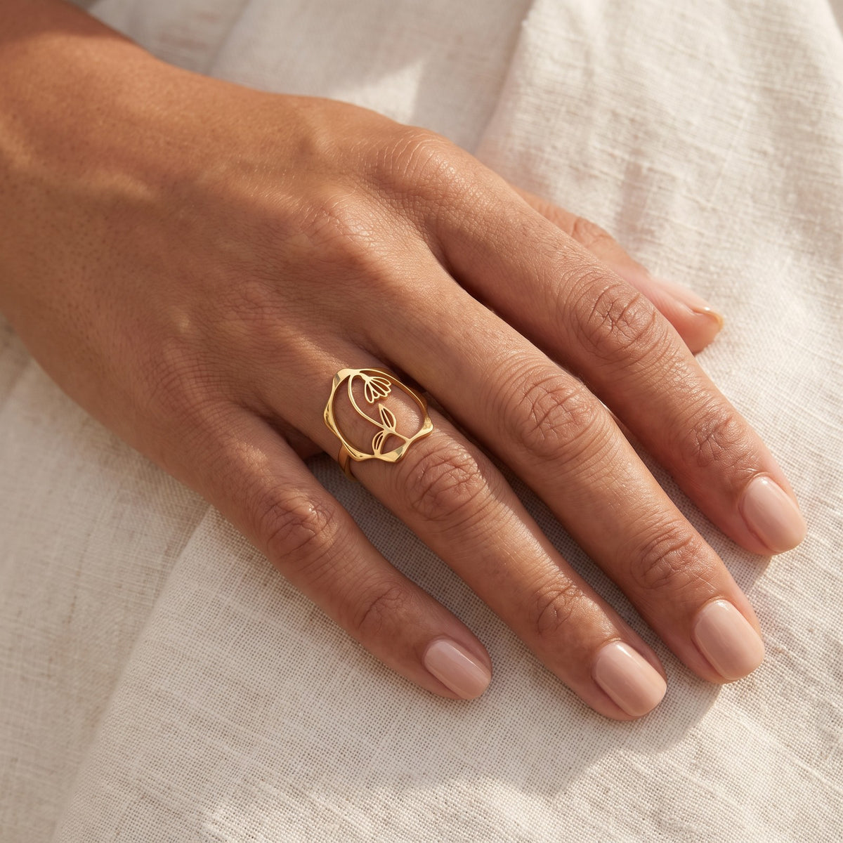 Anillo Flor de nacimiento dorado puesto