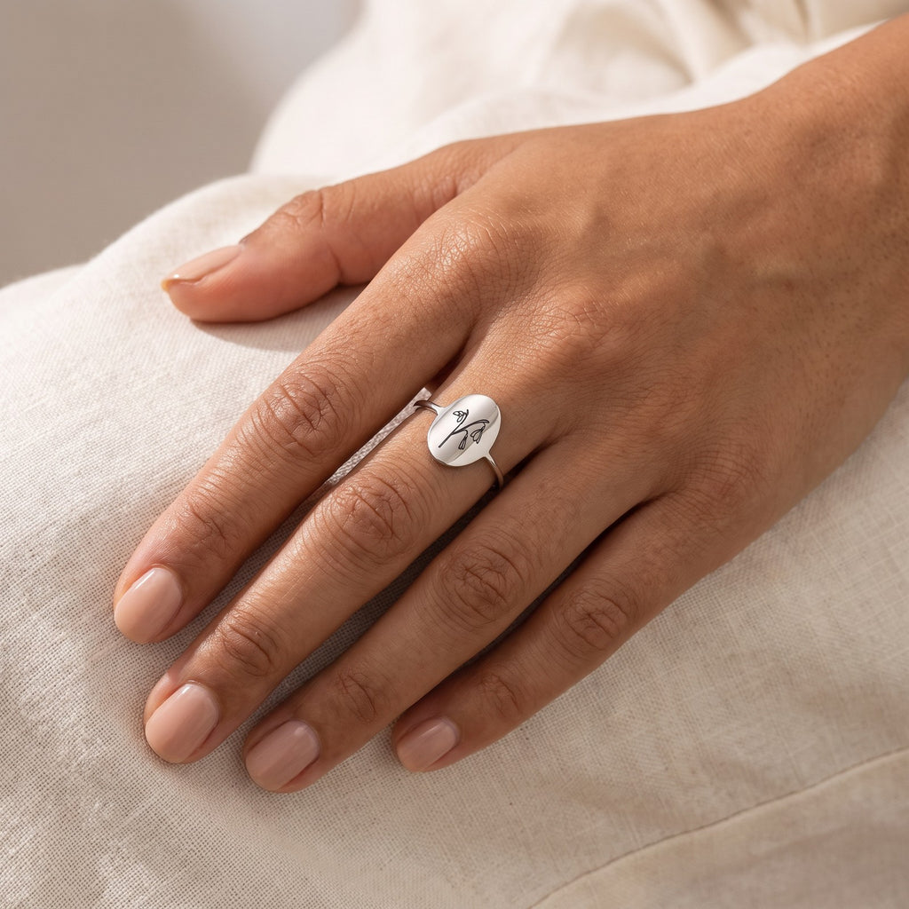 Anillo Flor de tu mes plateado puesto