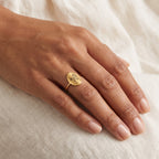 Anillo Flor de tu mes dorado puesto