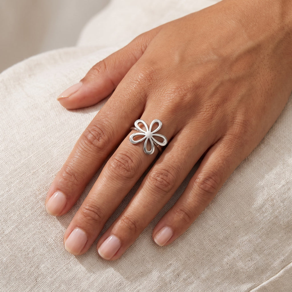Anillo Flor plateado puesto
