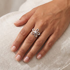 Anillo Flor plateado puesto