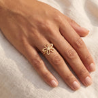Anillo Flor dorado puesto