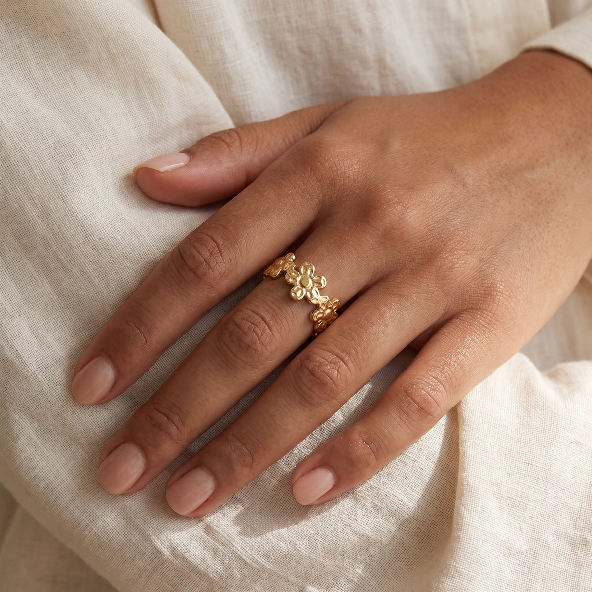 Anillo Flores abierto dorado puesto